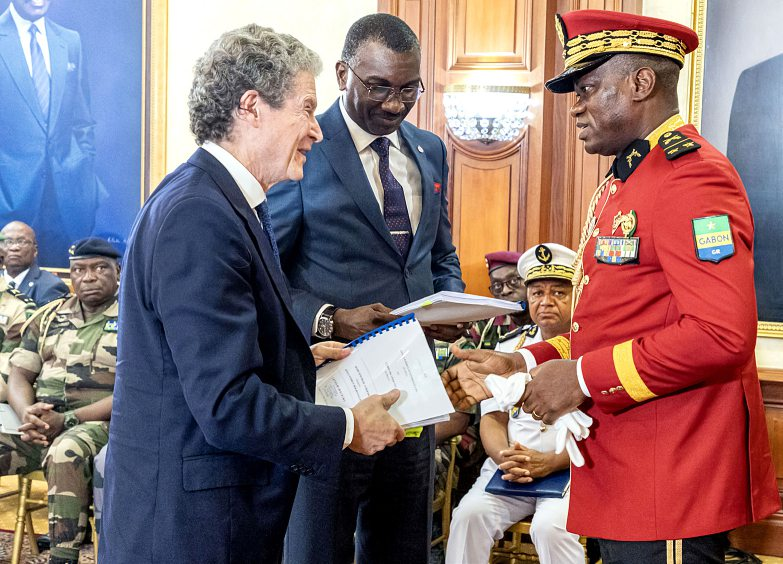 Le 15 février 2024, au palais présidentiel, lors de la cérémonie de signature de l’achat par l’État gabonais de 75% des parts de la société pétrolière Assala, avec Bob Maguire, son manager général. DÉSIREY MINKOH/PRESSE PRÉSIDENTIELLE