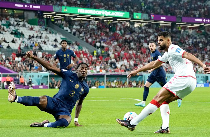 TUNISIE Le Tunisien Anis Ben Slimane face au Français Axel Disasi lors de la Coupe du monde 2022. JOSÉ BRETON/NURPHOTO/NURPHOTO VIA AFP