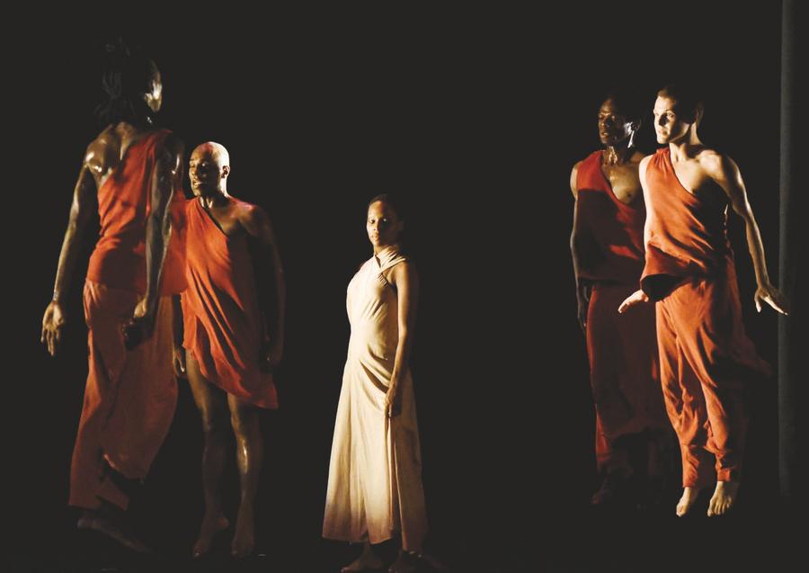 Une performance de la compagnie du chorégraphe à la Biennale internationale de la danse de Cali de 2015, en Colombie. LUIS ROBAYO/AFP