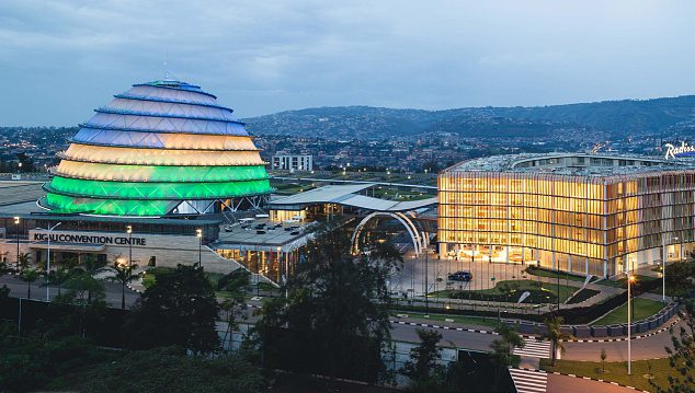 Le Kigali Convention Center et le Radisson Blu.