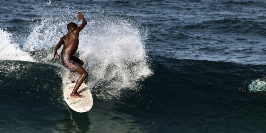 Prendre les vagues au Mozambique.ALAMY 