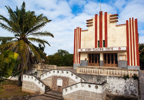 Le ciné-théâtre de Tofo.ALAMY