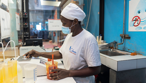 Chaque année, 34 000 étudiants sortent diplômés alors qu’il n’existe que 9 900 emplois stables dans les secteurs du public et du privé confondus. Ici, l’usine Tomates de Côte d’Ivoire (Tomaci), près d’Abidjan. JIHANE ZORKOT