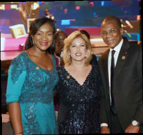 La Première dame entourée de Masséré Touré et de Bruno Koné. DR