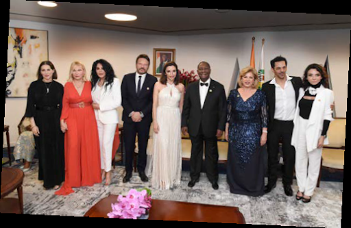Le couple présidentiel entouré, de gauche à droite, par Amira Cazar, Emmanuelle Béart, Yamina Benguigui, Samuel Le Bihan, Aure Atika, Tomer Sisley et Sandra Zeitoun.DR