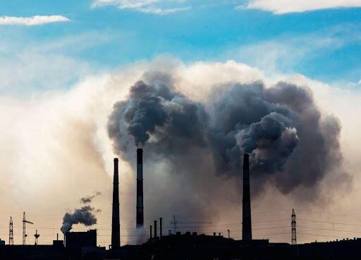 ​  Une usine à Norilsk (Sibérie), cité du nickel. La tonne de ce métal indispensable aux batteries des voitures électriques a triplé pour atteindre le prix vertigineux de 100 000 dollars en mars. SHUTTERSTOCK  ​