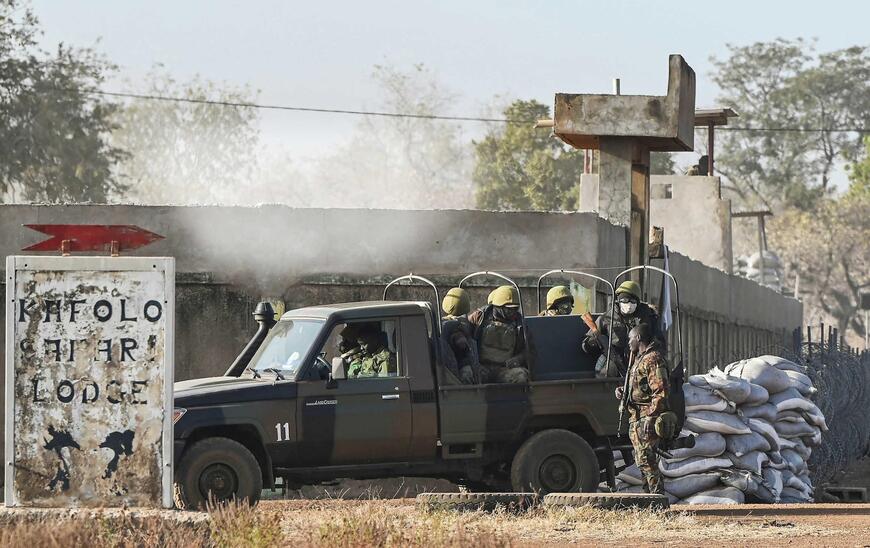 Des soldats à l’entrée d’un camp militaire, dans la région de Kafolo.