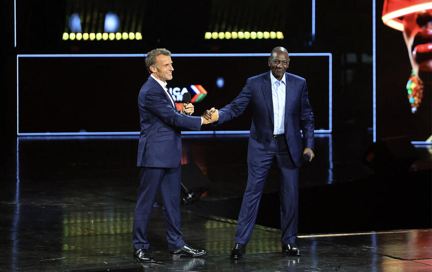 Poignée de main entre le président français Emmanuel Macron et le président kényan William Ruto avant le début du concert de clôture du sommet Africa Forward, le 12 mai 2026, au Kasarani Indoor Arena, à Nairobi. LUDOVIC MARIN/AFP